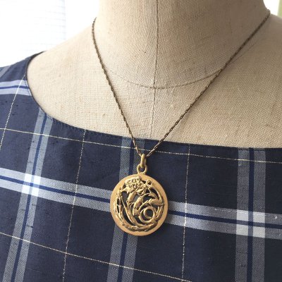 画像12: カーネーションの透かしペンダント