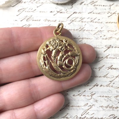 画像11: カーネーションの透かしペンダント