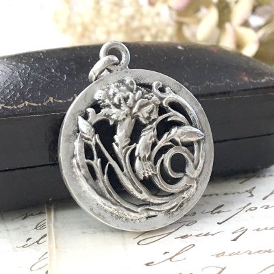 画像5: カーネーションの透かしペンダント