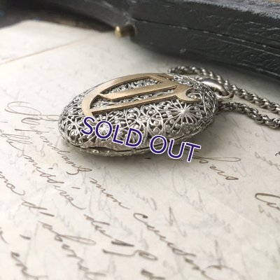 画像5: 透かし細工のモノグラムロケットペンダント