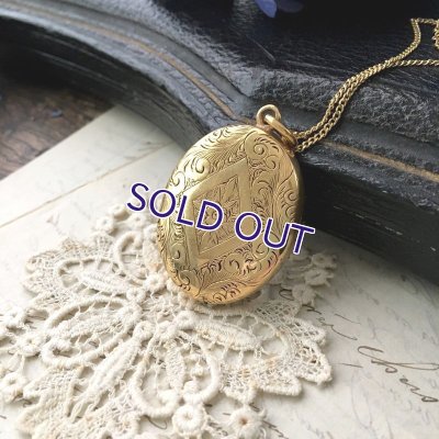 画像10: 手彫り細工のゴールドロケットペンダント