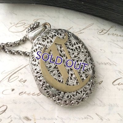 画像3: 透かし細工のモノグラムロケットペンダント