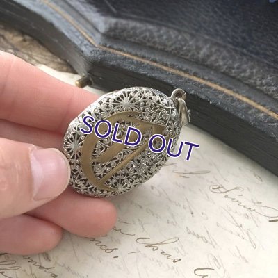 画像8: 透かし細工のモノグラムロケットペンダント