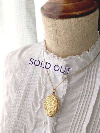 画像12: 手彫り細工のゴールドロケットペンダント