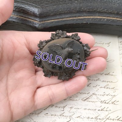 画像9: 鳩と花と葡萄のボーカナイトブローチ