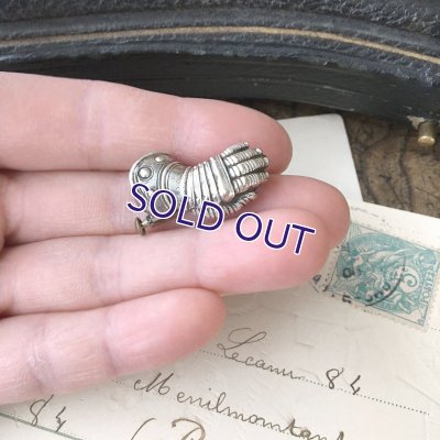 画像10: ガントレットのハンドブローチ