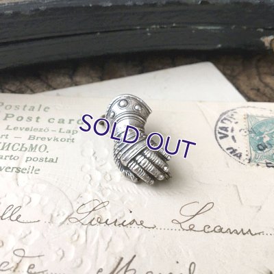 画像4: ガントレットのハンドブローチ