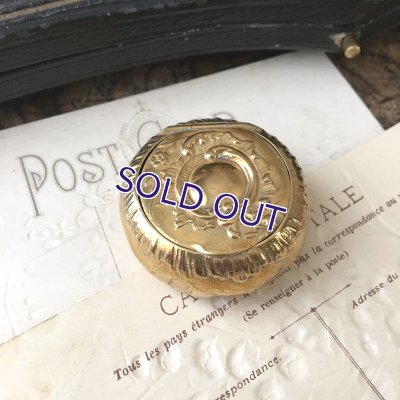 画像3: ロカイユ装飾のゴールドコンパクトケース