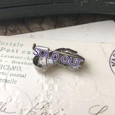 画像9: ガントレットのハンドブローチ