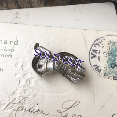 画像7: ガントレットのハンドブローチ