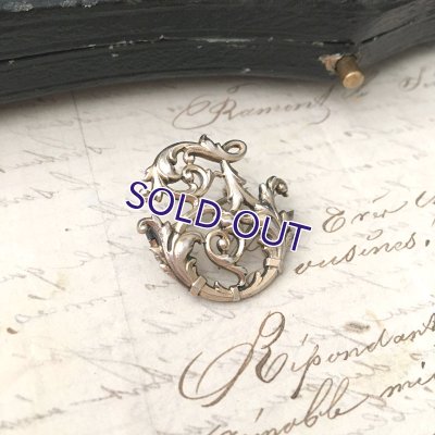 画像5: 銀製「J」モノグラムのアカンサスブローチ