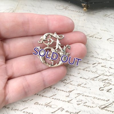 画像10: 銀製「J」モノグラムのアカンサスブローチ