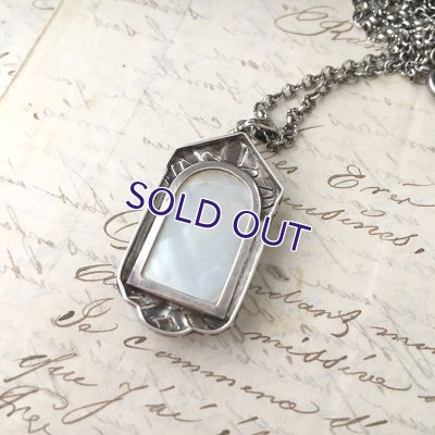 画像7: マザーオブパールとプットーのシルバーペンダント