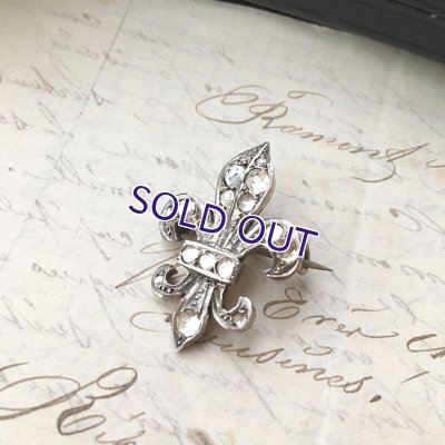 画像7: 銀製 ローズカットガラスの百合の紋章ブローチ