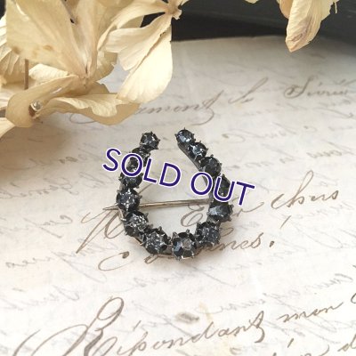 画像11: ベルリンガラスのホースシューブローチ