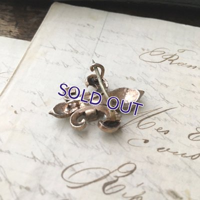 画像11: 銀製 ローズカットガラスの百合の紋章ブローチ