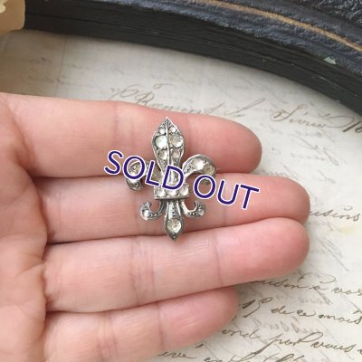 画像12: 銀製 ローズカットガラスの百合の紋章ブローチ