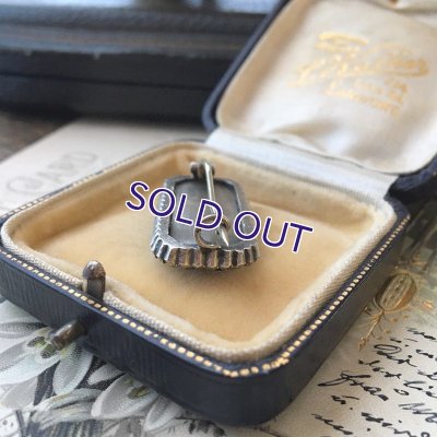 画像10: 銀製 ペーストガラスの透かし細工ブローチ