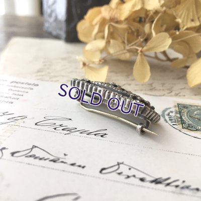 画像11: 銀製 ペーストガラスの透かし細工ブローチ