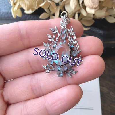 画像12: サフィレットのペンダント