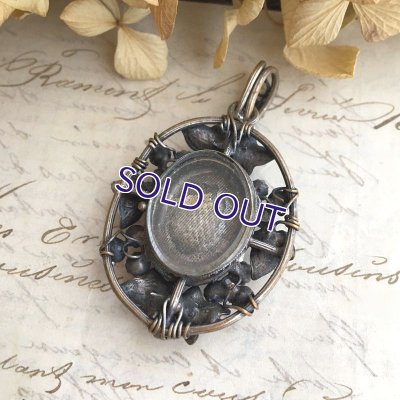 画像7: 蔦とピンクガラスのロケットペンダント