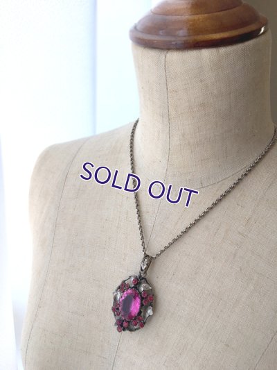 画像12: 蔦とピンクガラスのロケットペンダント