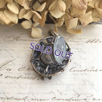 画像9: 蔦とピンクガラスのロケットペンダント