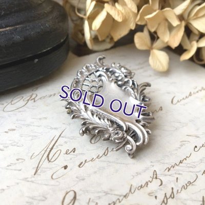 画像5: 銀製 ロカイユ文様のブローチ