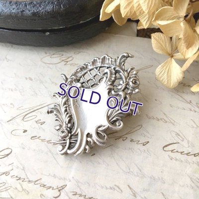 画像4: 銀製 ロカイユ文様のブローチ
