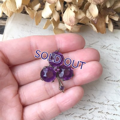 画像9: アメジストガラスの三葉クローバーブローチ