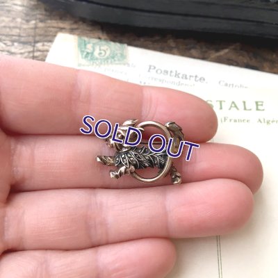 画像10: 銀製 輪くぐりテリアのブローチ