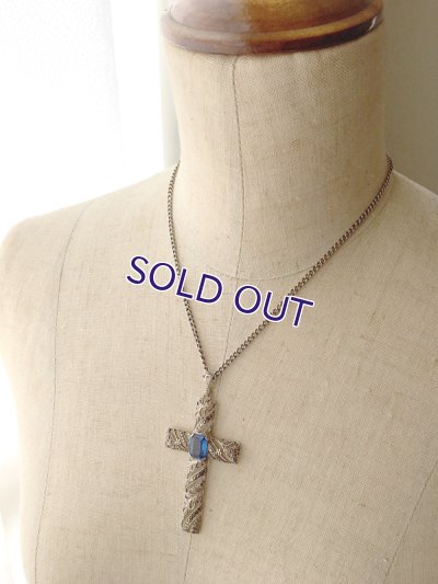 画像11: 銀製 蛍光ブルーガラスとマーカサイトのクロスペンダント