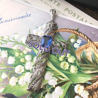 画像9: 銀製 蛍光ブルーガラスとマーカサイトのクロスペンダント