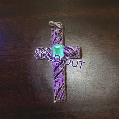 画像10: 銀製 蛍光ブルーガラスとマーカサイトのクロスペンダント
