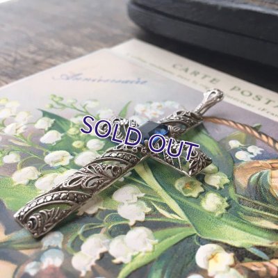 画像5: 銀製 蛍光ブルーガラスとマーカサイトのクロスペンダント