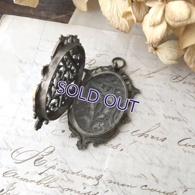 画像10: アカンサス文様のロケットペンダント