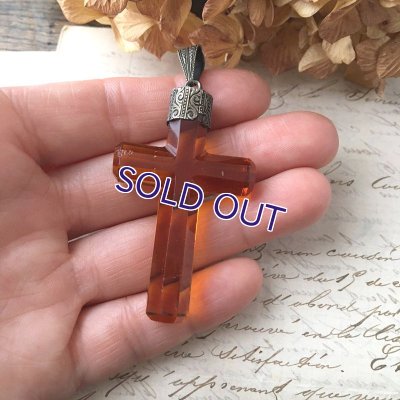 画像9: 琥珀ガラスのクロスペンダント