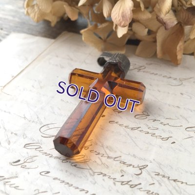 画像5: 琥珀ガラスのクロスペンダント