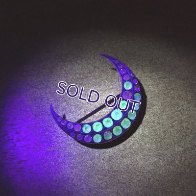 画像11: 銀製 ペーストガラスの大きな三日月ブローチ