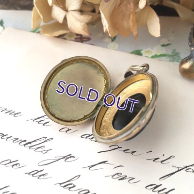 画像10: シードパールクロスとフレンチジェットのロケットペンダント