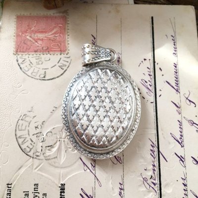 画像3: 格子文様のロケットペンダント