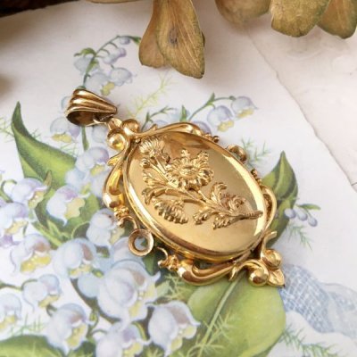 画像4: マーガレットのゴールドロケットペンダント