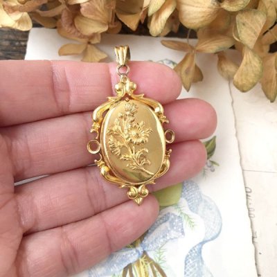 画像9: マーガレットのゴールドロケットペンダント