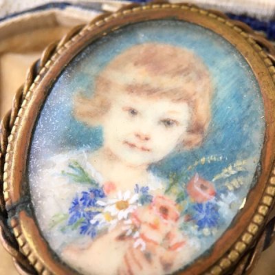 画像4: 巻き毛の幼子の肖像ブローチ