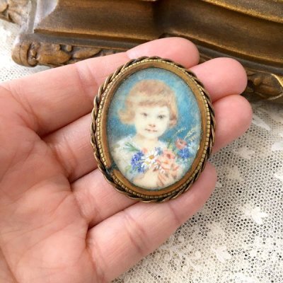 画像11: 巻き毛の幼子の肖像ブローチ