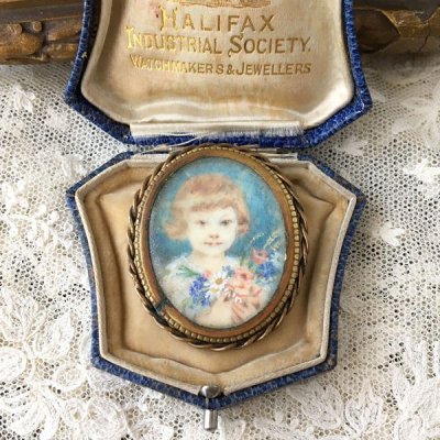 画像5: 巻き毛の幼子の肖像ブローチ