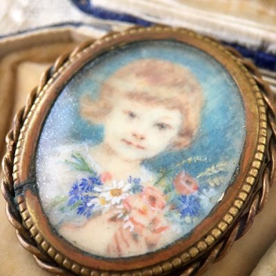 画像3: 巻き毛の幼子の肖像ブローチ