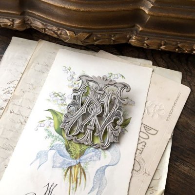 画像9: 銀製『TMW』イニシャルモノグラムの大きなブローチ