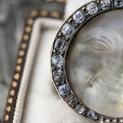 画像10: マンインザムーンとペーストガラスのブローチ