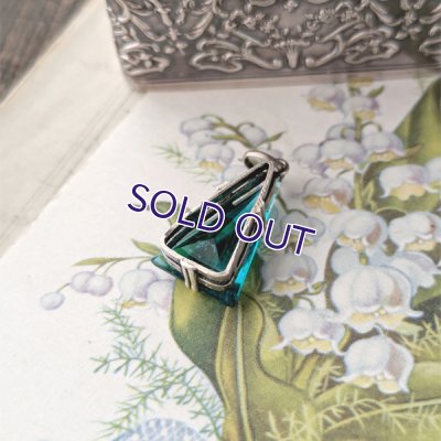 画像6: エメラルドガラスのトライアングルペンダント